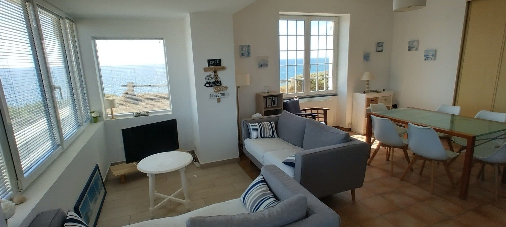 Le séjour lumineux, ouvert sur la mer